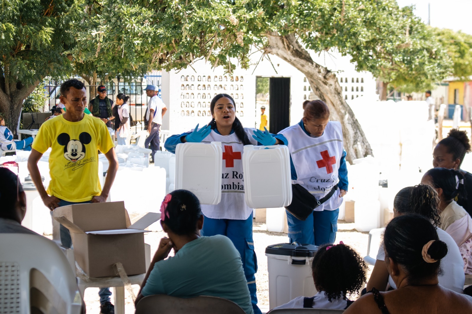 A Colombian Red Cross worker helps families prepare safe-water storage kits before drought conditions intensify.
